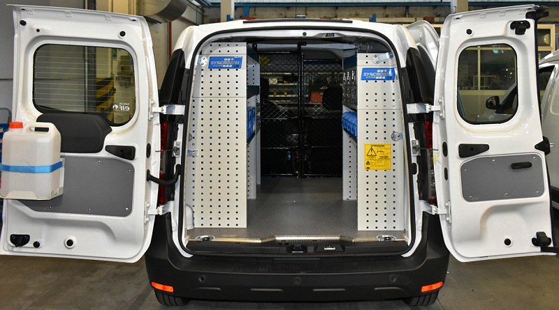 01 Dokker s policami a plastovými kontajnermi Syncro Slovensko