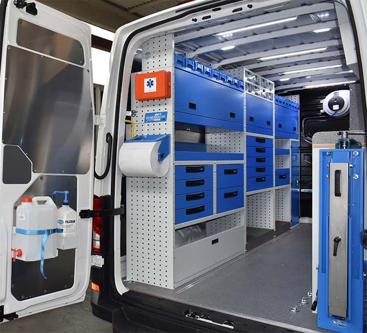 02 Crafter s uzavretými policami, zásuvkami a regálmi s kontajnermi Syncro Slovensko