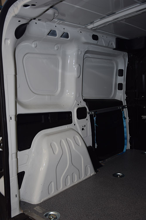 02 Doblò so stenou vybavenou systémom na upevnenie nákladu Syncro Slovensko