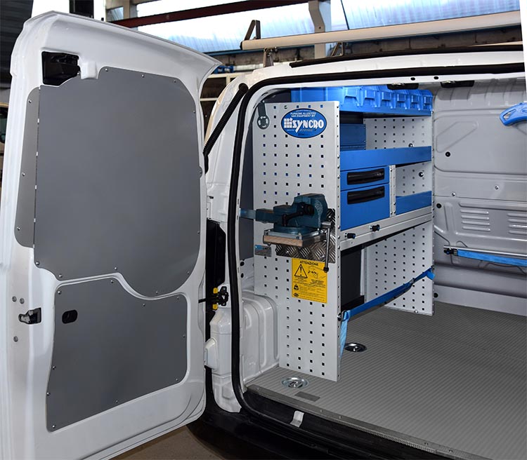 02 Ľavá stena s výsuvným zverákom na palube Fiorino Syncro Slovensko