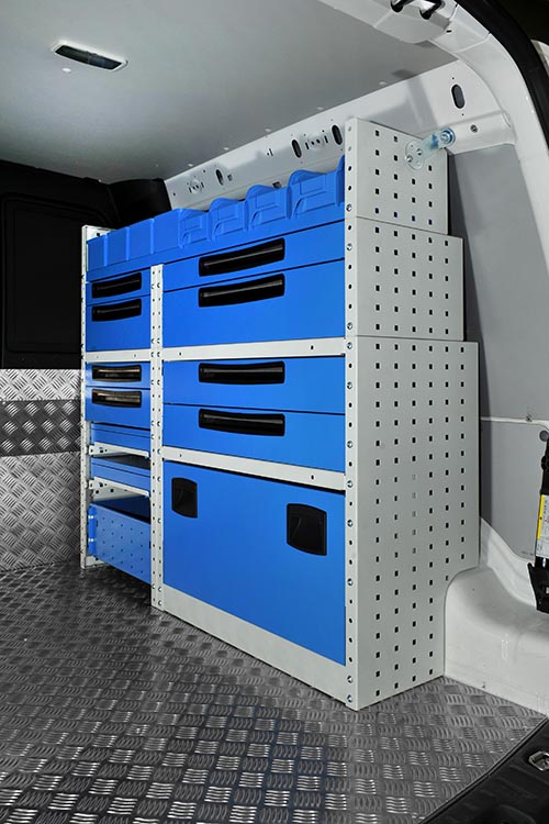 02 Pravá stena Caddy s zásuvkami a policami Syncro Slovakia