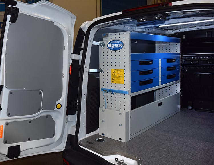 02 Leva stena Priključite se z odprtimi sobami in z Antina predali in dodatki Syncro Slovaška