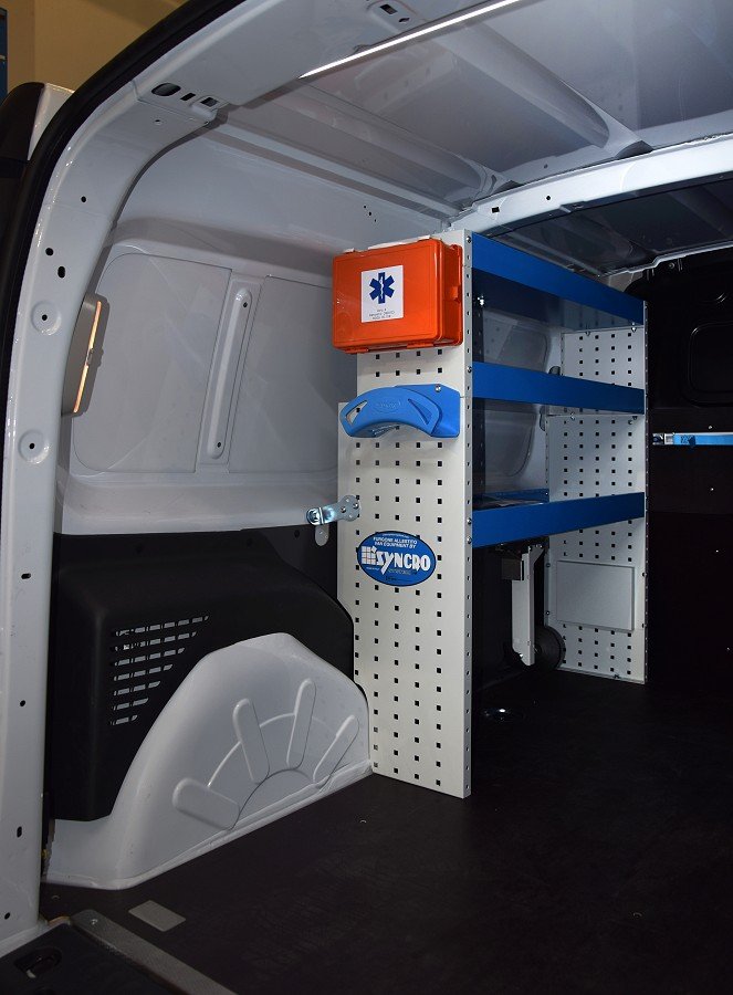 02 Leva stena NV250 s policami in dodatki Syncro Slovakia