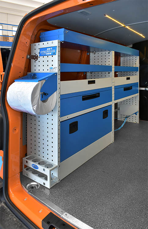 02 Rolka na papier a nábytok s dvierkami na Transporter Syncro Slovensko