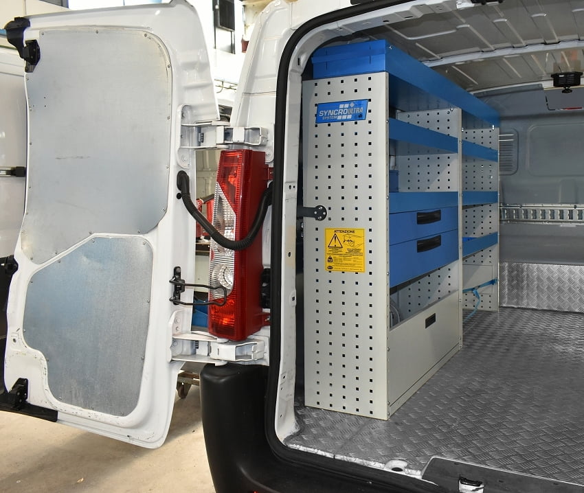 02 Scudo s policami a zásuvkami Syncro Slovensko