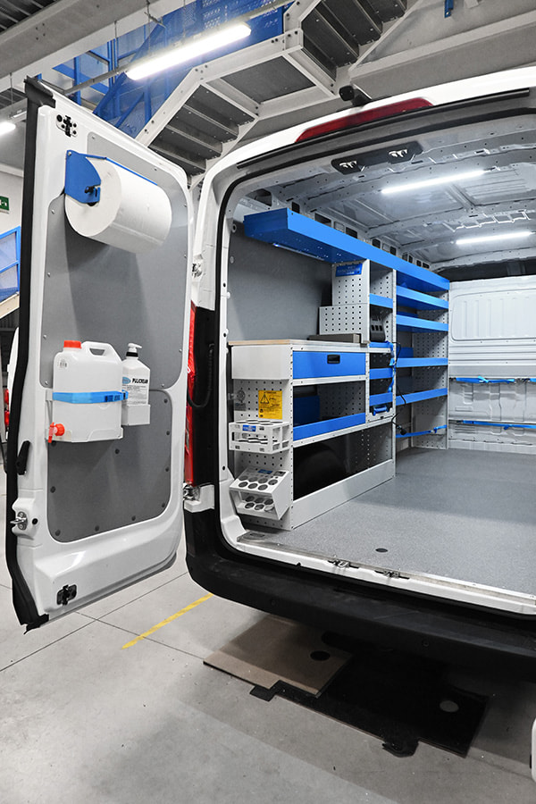 02 pracovný stôl so zásuvkami a príslušenstvom pre Maxus od Syncro Slovensko