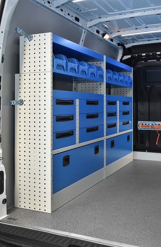 02 Interstar2023 s kovinskimi predali in različnimi policami Syncro Ultra Slovakia