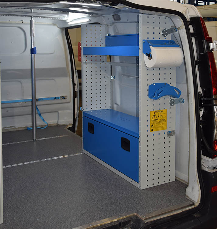 03 Uzavretý kryt podbehu, otvorená polica a príslušenstvo na Vito vybavenom Syncro System Slovensko