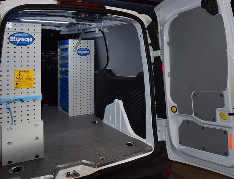 03 Desna stena se povežete z mobilnim naslonom na stranskih vratih Syncro Slovakia