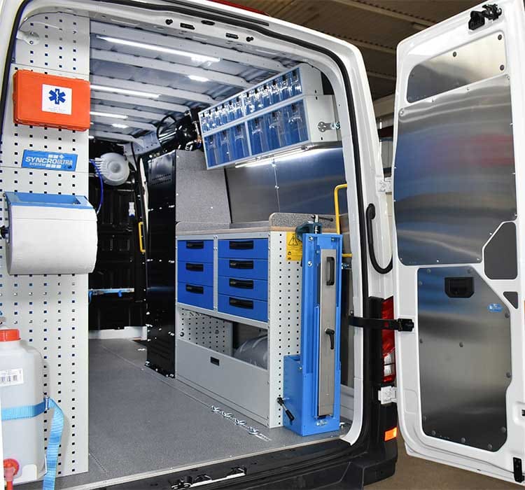 03 VW Crafter so sklopným držiakom zveráka a pracovnou doskou systému Syncro Slovensko