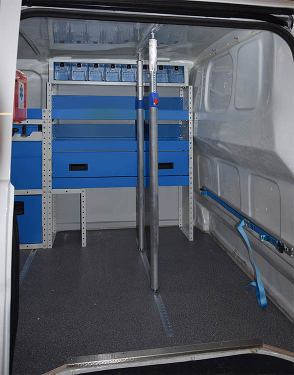 04 Bočný pohľad na Vito vybavené s frézovanými upínacími tyčami Syncro Slovensko