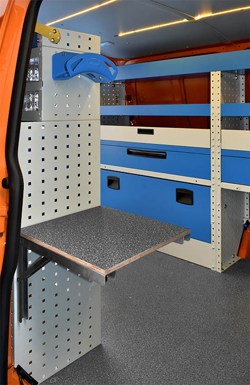 05 Odklápací stôl na boku, vybavenie Syncro Ultra na palube Transporteru Slovakia