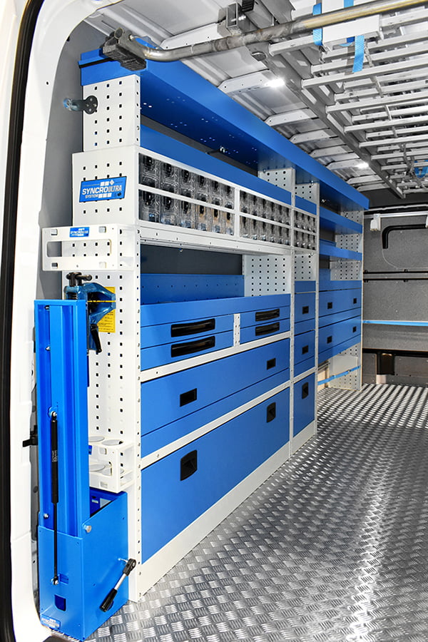 06 stena s priehľadnými zásuvkami, dvierkami a kontajnermi a sklopným držiakom syncro system Slovensko