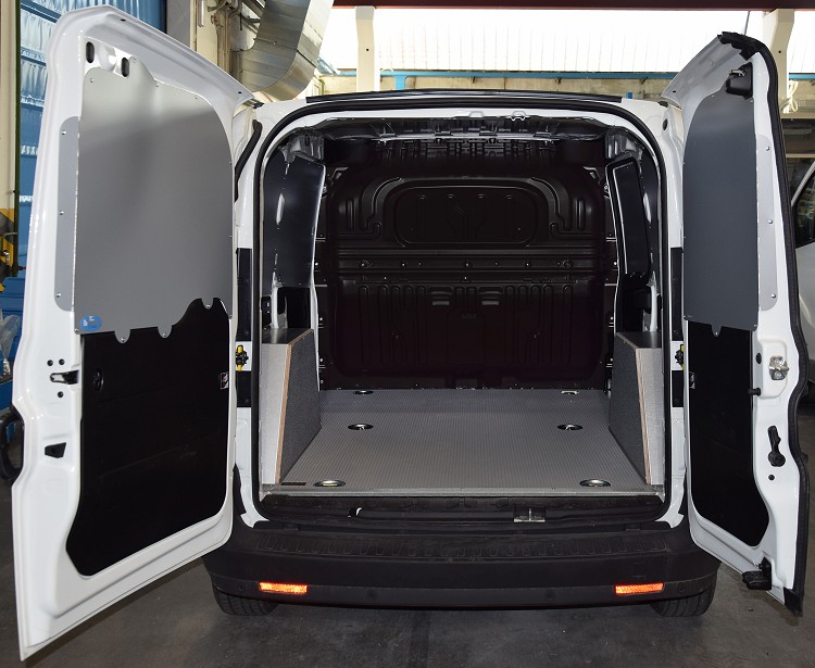 04 fiat doblo s pogumovanou platformou a interiérovými panelmi Syncro Slovakia