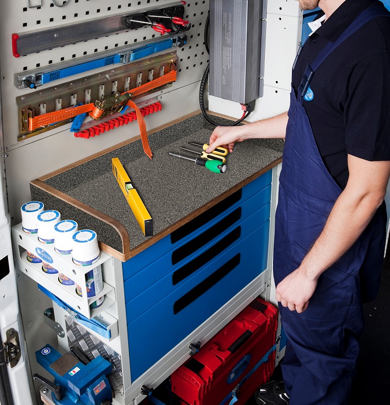 01 mramorovaný drevený pracovný stôl Syncro Slovakia