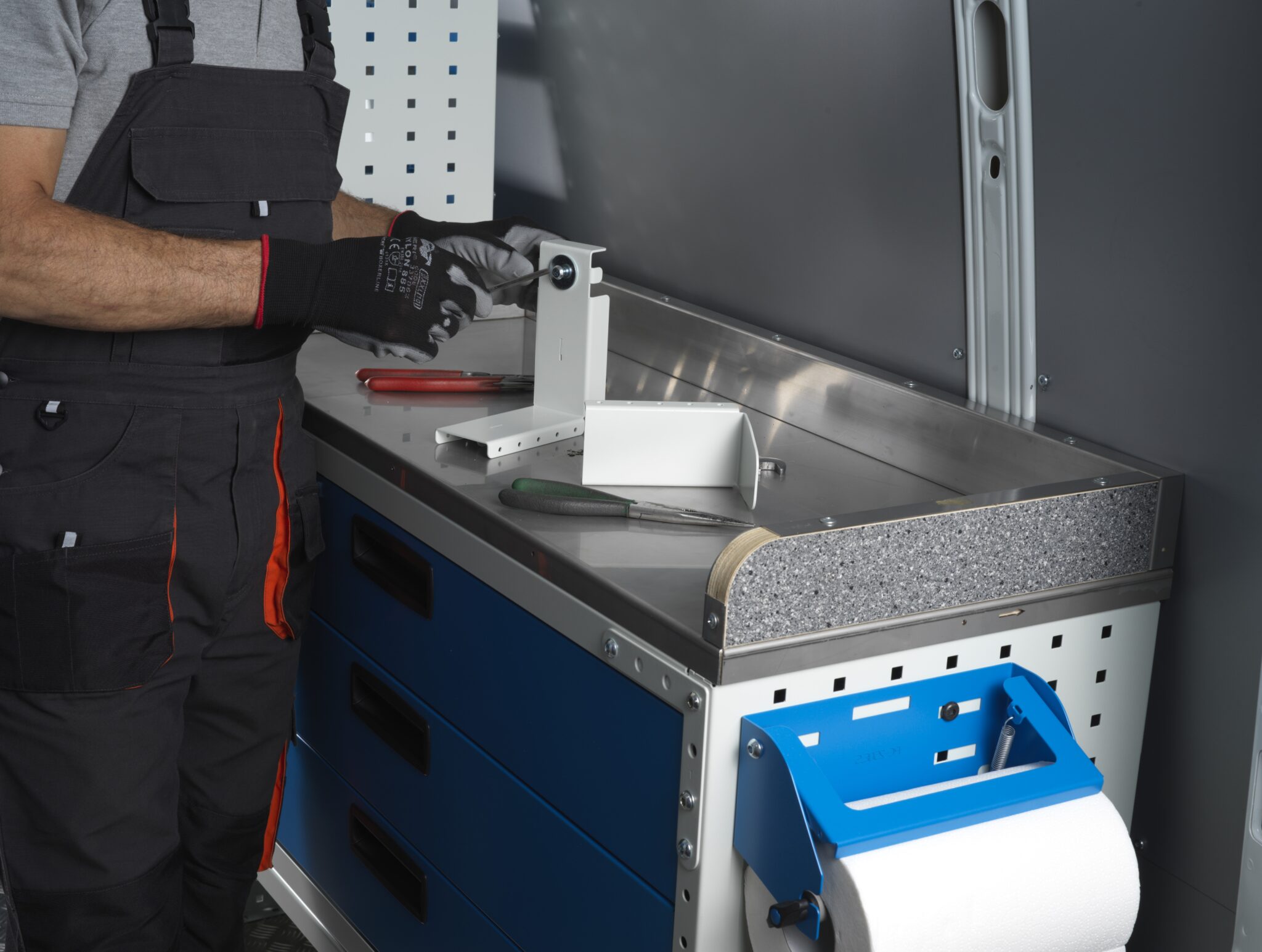 02 mramorovaný drevený pracovný stôl s oceľovým krytom Syncro Slovakia