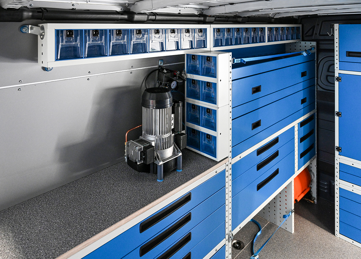 02 pracovný stôl pre dodávku Syncro Slovakia