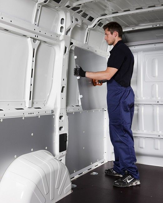 01 aplikácia panelu na dodávke od spoločnosti Syncro Slovakia