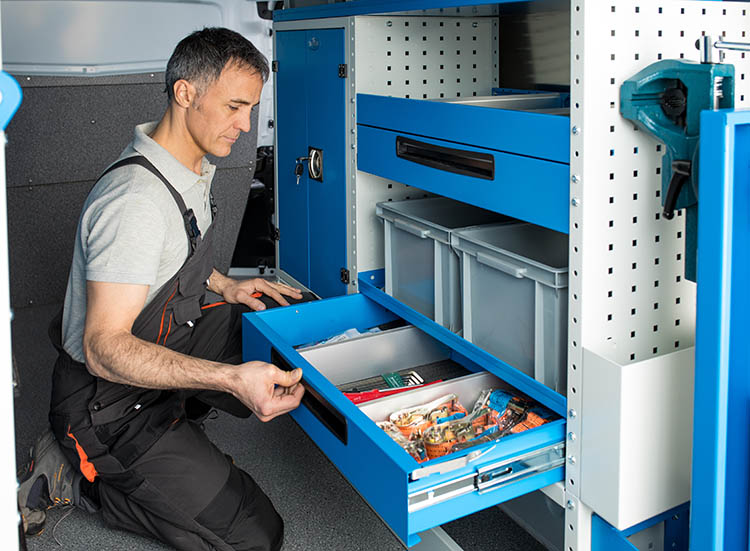 02 kovová zásuvka s priehradkami Syncro Slovakia