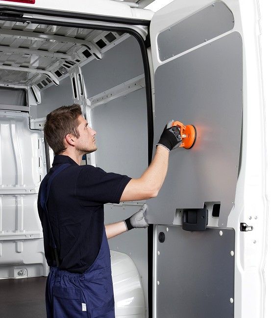 02 aplikácia panelu na dodávke od spoločnosti Syncro Slovakia